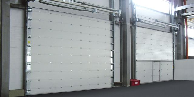 Противопожарные секционные ворота с электроприводом размерами 5,5х12,6 м, степенью огнестойкости REI-150.